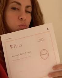 Shakira ottiene il diploma di filosofia antica