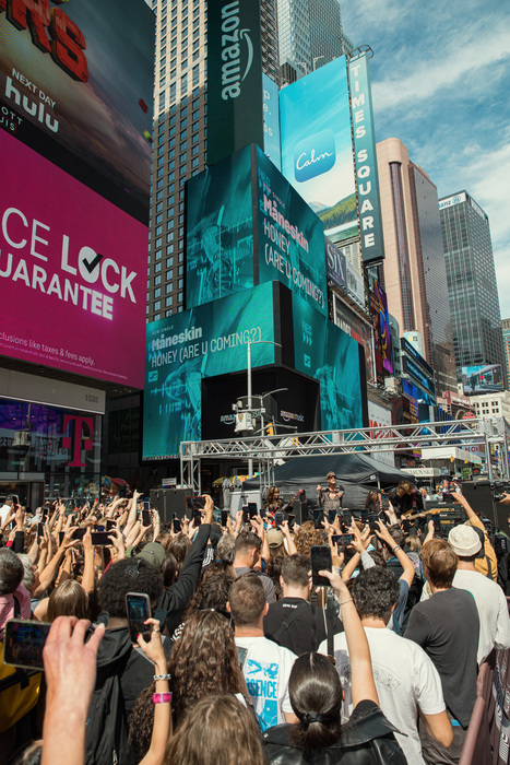 Maneskin, concerto a sorpresa in Times Square a New York